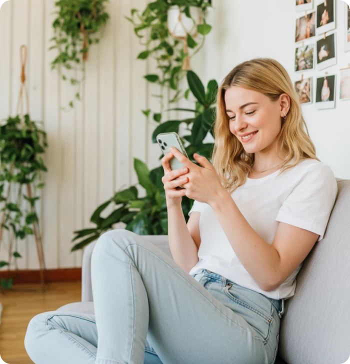 Chica feliz en su teléfono